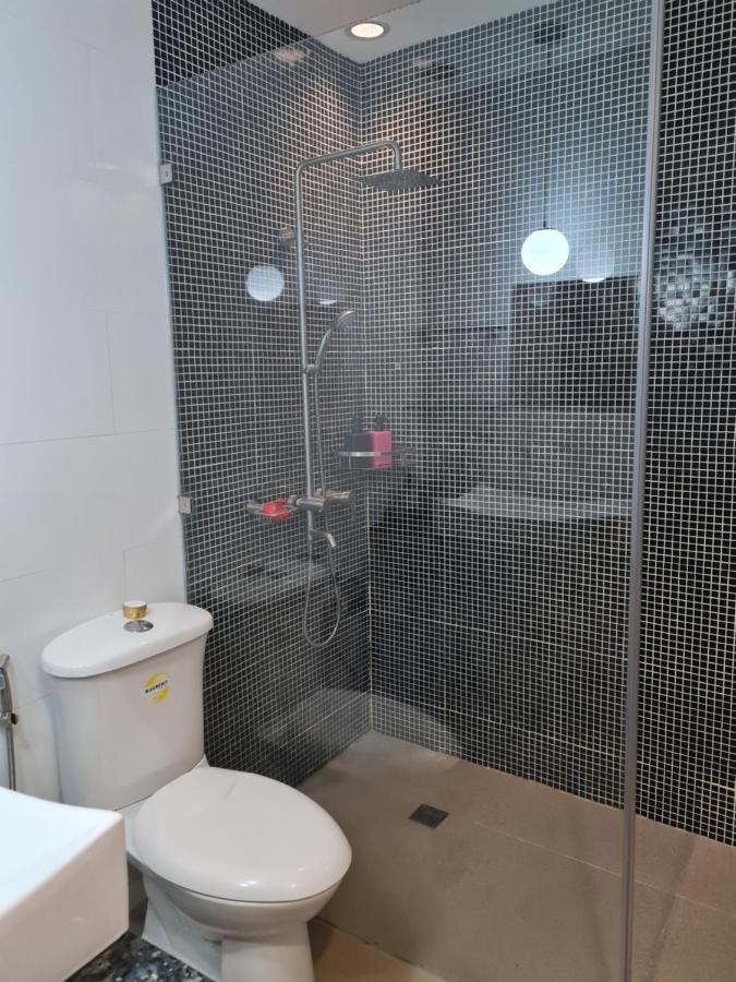 Huge Condo Unit Near Burgos Circle, St Lukes, Shangri-La - P Hamptons T1 Makati City ภายนอก รูปภาพ